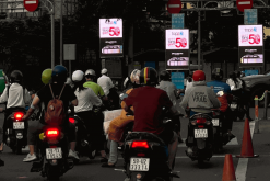 Quảng cáo màn hình LED dọc trạm xe buýt Hàm Nghi