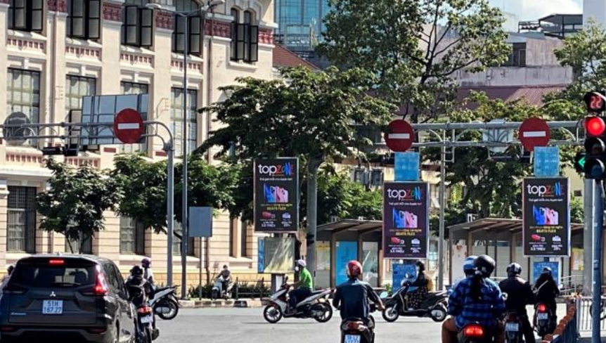 Quảng cáo màn hình LED dọc trạm xe buýt Hàm Nghi